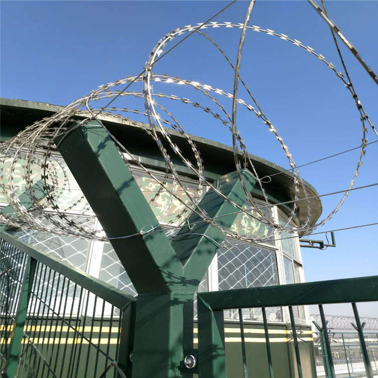 刀片刺網隔離網的生產流程