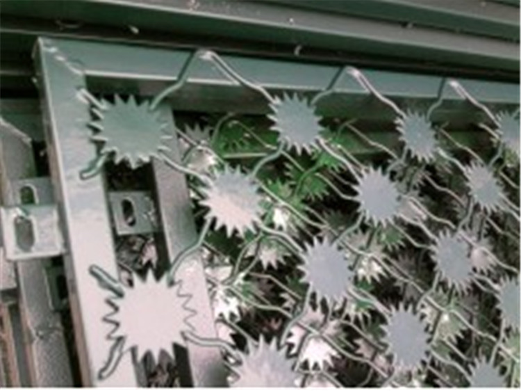 ?西安監獄城安裝梅花刺隔離網作為各個功能區鋼網墻