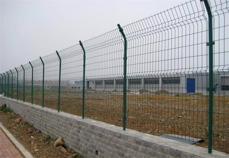 小區(qū)雙邊絲護欄網(wǎng)受歡迎的理由